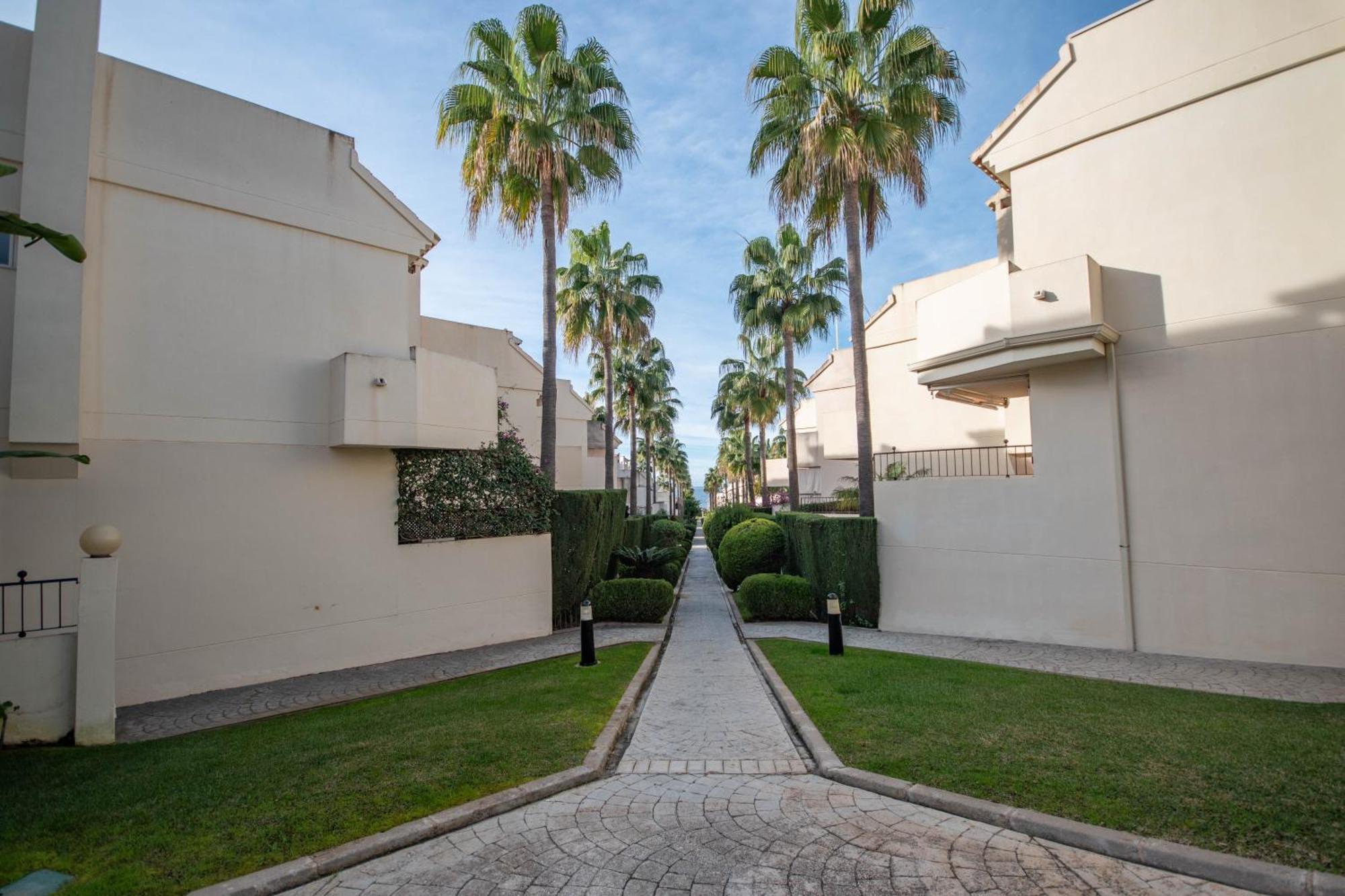 Front Line Townhouse With Sea Views And South Facing, In Costabella, Marbella