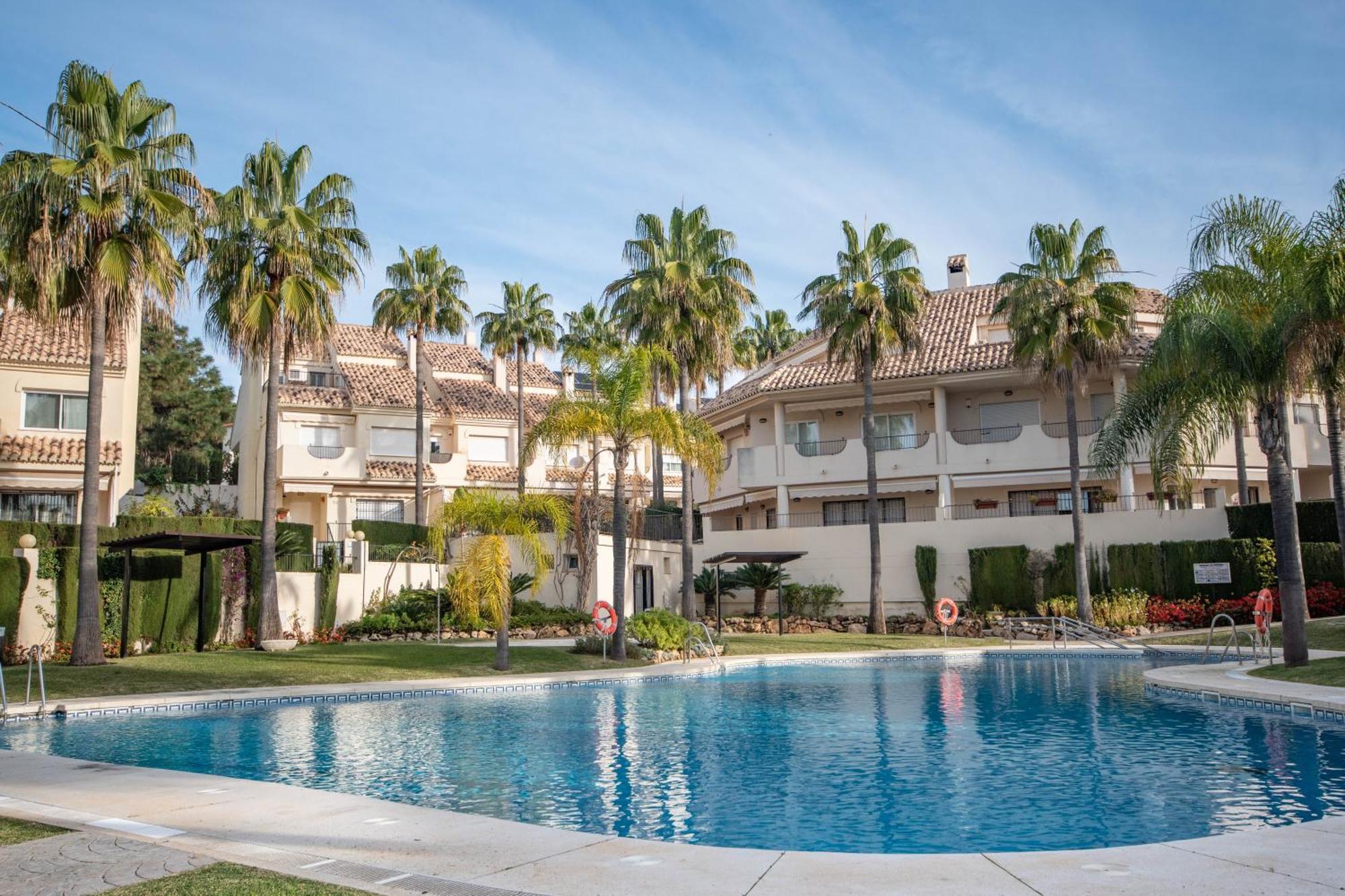 Front Line Townhouse With Sea Views And South Facing, In Costabella, Appartement Marbella