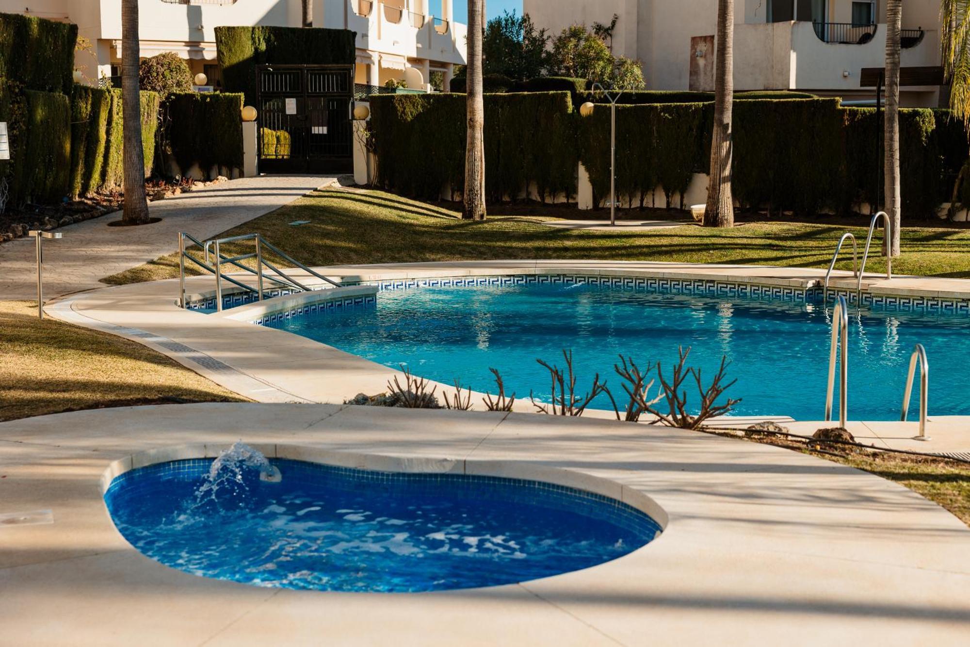 Front Line Townhouse With Sea Views And South Facing, In Costabella, Appartement
