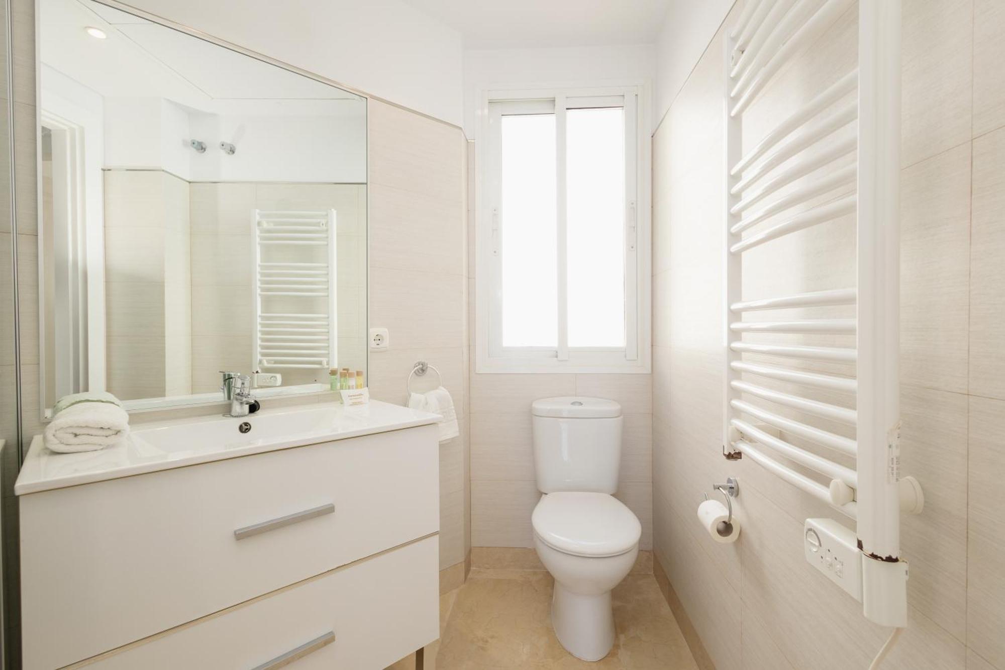 Front Line Townhouse With Sea Views And South Facing, In Costabella, Appartement