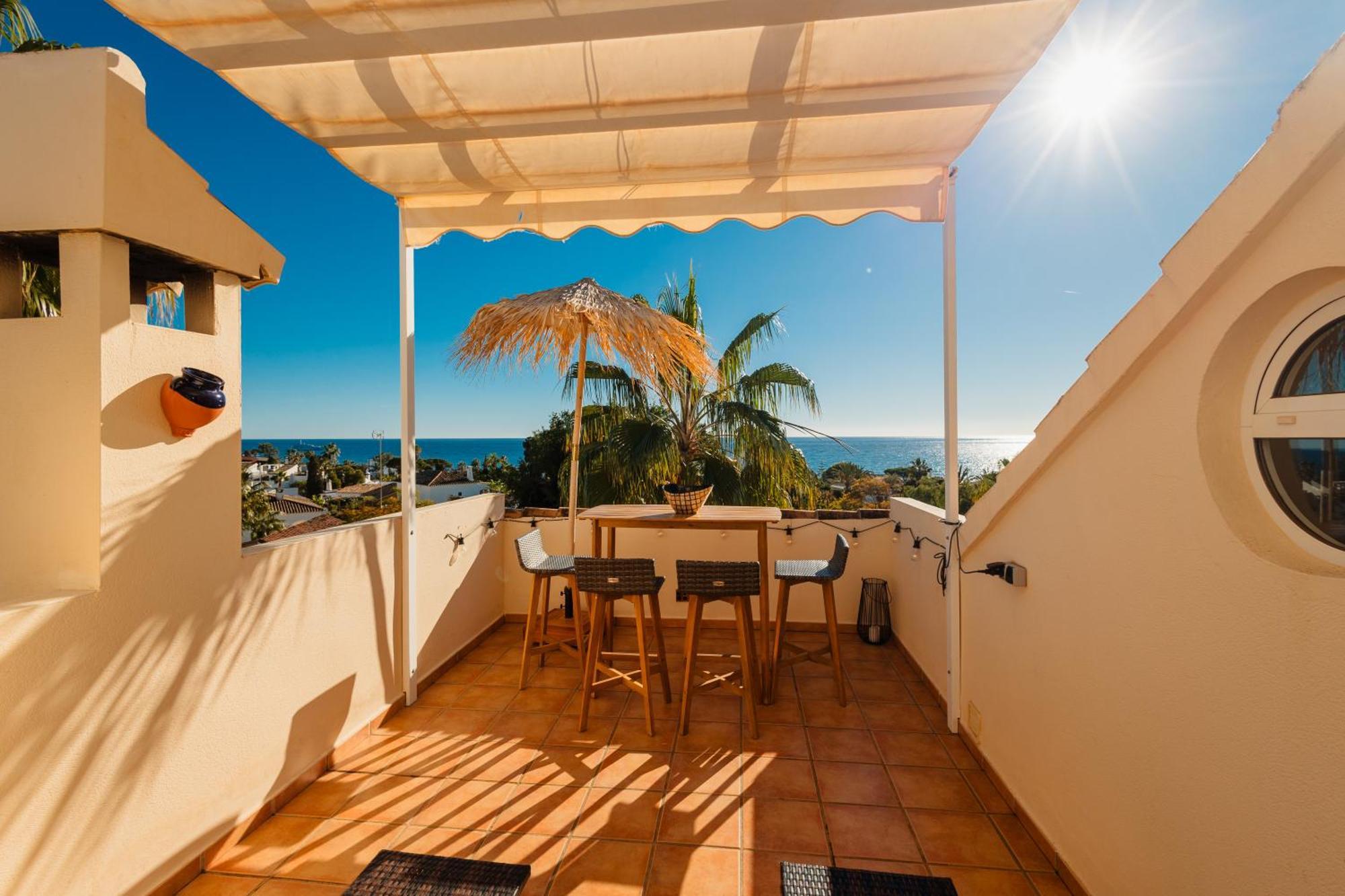 Apartament Front Line Townhouse With Sea Views And South Facing, In Costabella, Marbella